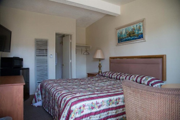 Boron Motel image 7